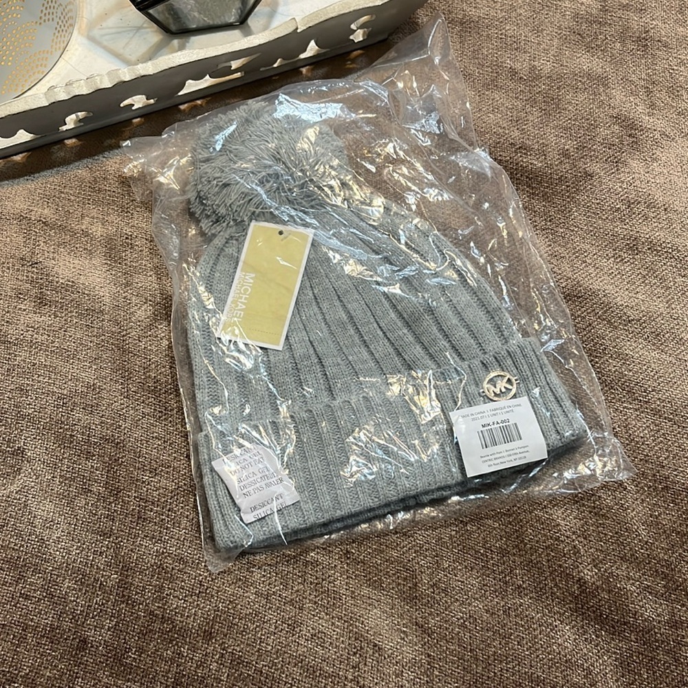 NWT MICHAEL Michael Kors Gray Knit Pom-Pom Hat